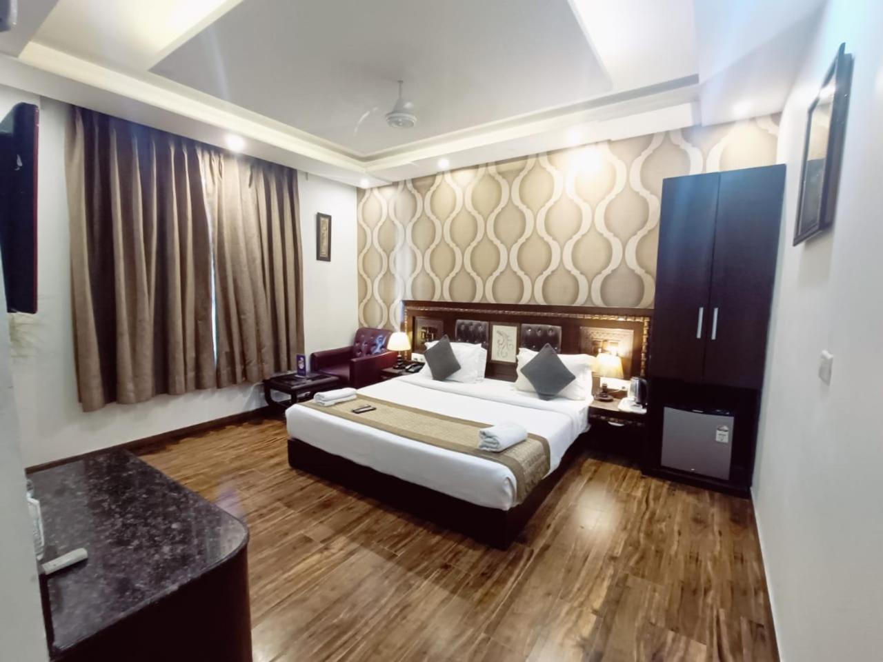 Hotel Waterfall Paschim Vihar Delhi Exterior foto